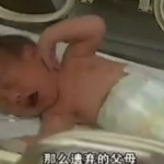 La madre del bebé encontrado en la tubería de un baño en China dice que se le escurrió en el parto