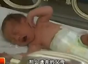 La madre del bebé encontrado en la tubería de un baño en China dice que se le escurrió en el parto