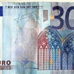 Paga con un billete de 30 euros y le devuelven el cambio