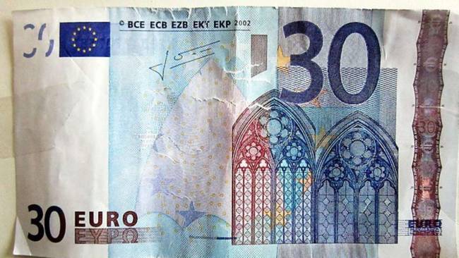 Paga con un billete de 30 euros y le devuelven el cambio