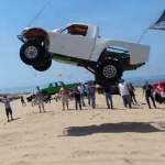 Impresionante salto de una camioneta en las dunas de Silver Lake