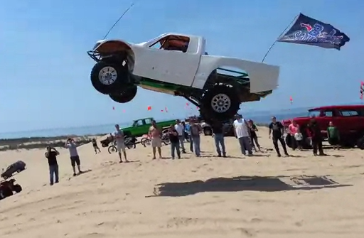 Impresionante salto de una camioneta en las dunas de Silver Lake