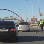 Casi a tropella a un policía con el coche