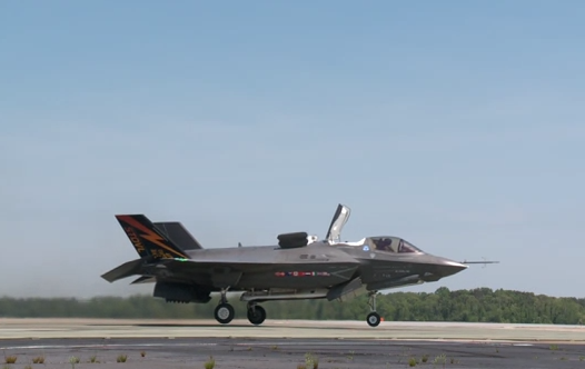 El espectacular despegue vertical del caza F-35B