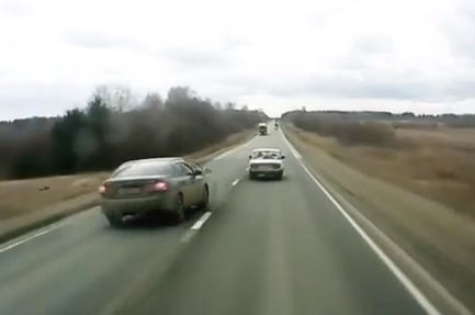 Un coche choca contra un camión y el conductor sale despedido del vehículo