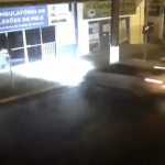 Un coche se estrella contra una clínica a toda velocidad