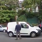 Sale del coche para recriminarle algo al conductor de delante y cuando vuelve tiene las puertas cerradas