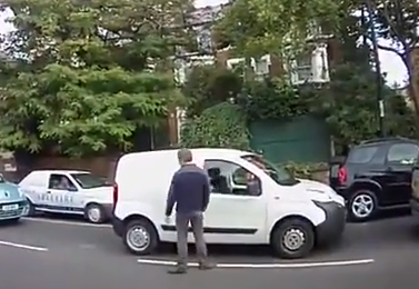 Sale del coche para recriminarle algo al conductor de delante y cuando vuelve tiene las puertas cerradas