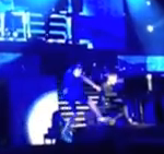 Un fan salta al escenario a abrazar a Justin Bieber y la lía parda