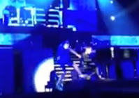 Un fan salta al escenario a abrazar a Justin Bieber y la lía parda