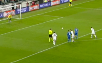 Fernando Alonso tira un penalti a lo Panenka