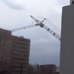 Una grúa cae sobre un bloque de pisos en Rusia