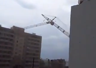 Una grúa cae sobre un bloque de pisos en Rusia