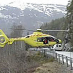 El piloto de un helicóptero ambulancia 'aterriza' sobre un guardarrail