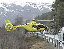 El piloto de un helicóptero ambulancia 'aterriza' sobre un guardarrail