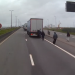 Ilegales tratando de entrar a Reino Unido en Calais, Francia