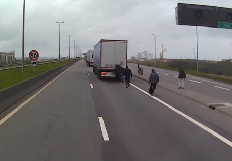 Ilegales tratando de entrar a Reino Unido en Calais, Francia