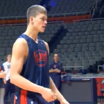 Un infante de marina sorprende a su hermano mientras juega a baloncesto