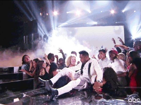 El cantante Miguel cayó sobre la cabeza de una chica en los Billboard Music Awards 2013