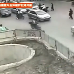 Un motorista termina en un gran agujero después de golpear a varios vehículos
