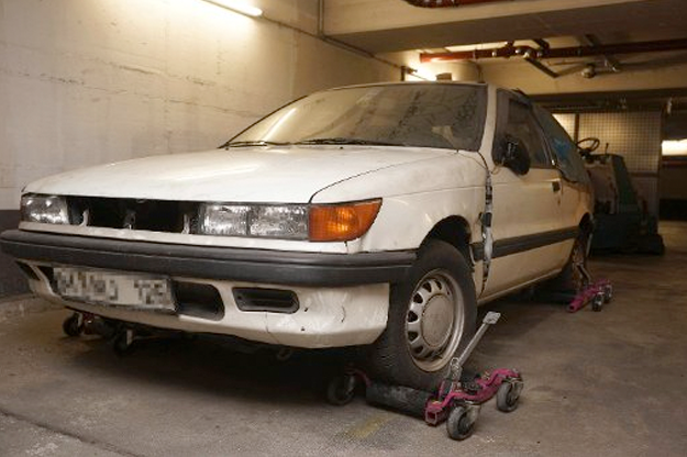 Una mujer adeuda casi 70.000 euros tras dejar su coche en un parking durante 10 años