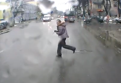 Mucho cuidado cuando cruces la calle con el suelo mojado