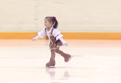 Una niña rusa de 2 años y medio que patina mejor que muchos adultos