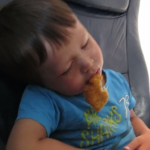 Un niño se queda dormido mientras que comía nuggets