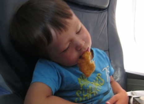 Un niño se queda dormido mientras que comía nuggets