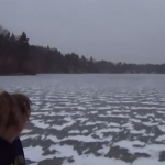 Así es como suena cuando tiras una pelota de golf a un lago congelado