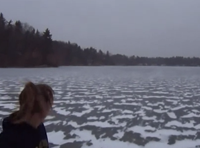 Así es como suena cuando tiras una pelota de golf a un lago congelado