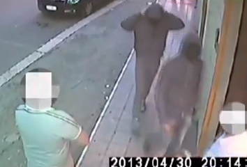 A unos ladrones se les trunca el robo al encontrarse con un cliente sorpresa en la farmacia