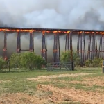 Un puente ferroviario en llamas se derrumba como un dominó en Texas