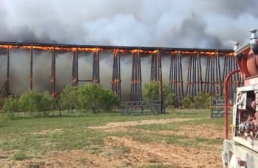 Un puente ferroviario en llamas se derrumba como un dominó en Texas