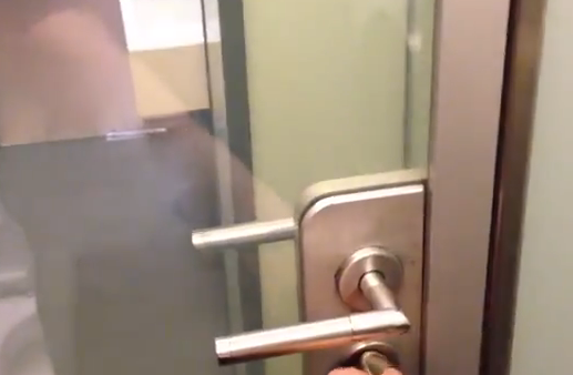 Puerta de baño transparente que al cerrar el pestillo se vuelve translúcida