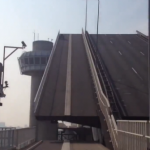 Olvidó su quad en el medio de un puente levadizo de Rotterdam