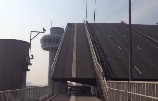 Olvidó su quad en el medio de un puente levadizo de Rotterdam