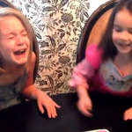 Reacción de dos hermanas al enterarse de que sus padres van a tener gemelos