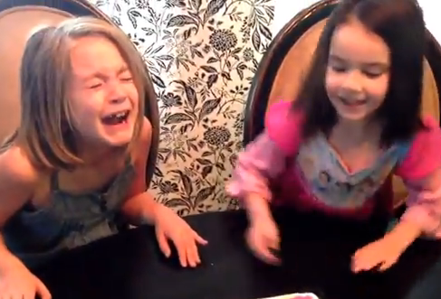Reacción de dos hermanas al enterarse de que sus padres van a tener gemelos