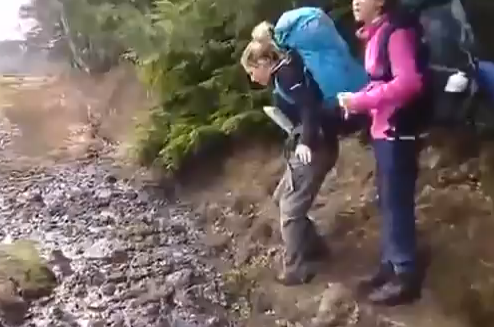 No se quería manchar y acabó comiéndose todo el barro