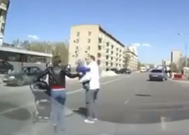 Cariño, sujétame al niño que le voy a poner las pilas a este...