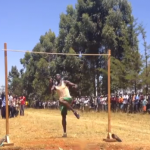 Final reñida en un concurso de salto de altura en Kenia