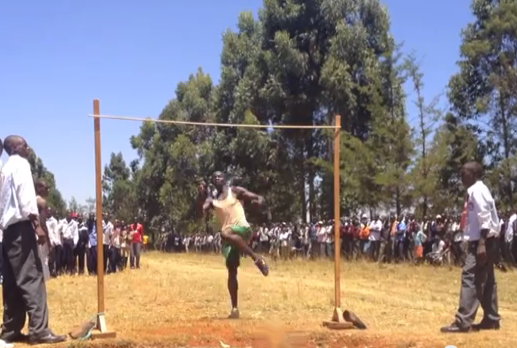 Final reñida en un concurso de salto de altura en Kenia