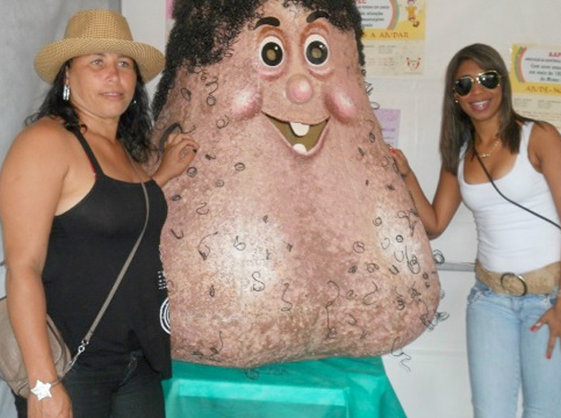 'Sr. Bolas', una horrible mascota en forma de testículos en Brasil