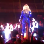 Un hombre le da un cachete en el culo a Beyoncé durante un concierto