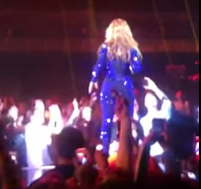 Un hombre le da un cachete en el culo a Beyoncé durante un concierto