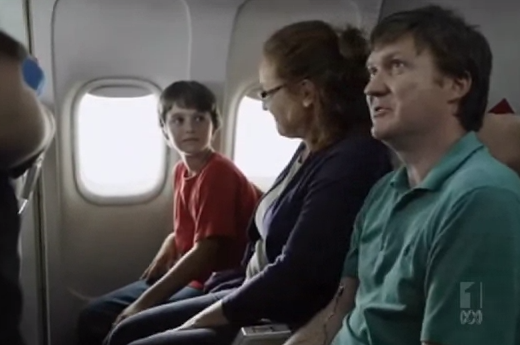 Perdone azafata, a nuestro hijo le gustaría ver la cabina del avión