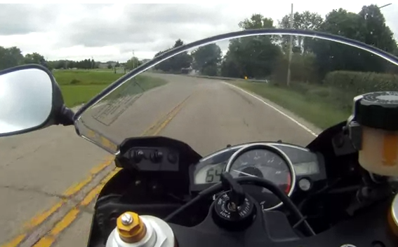 Un Yamaha R6 alcanza los 233 km/h y luego se tambalea violentamente