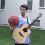 Ben Lapps juega al baloncesto con su guitarra