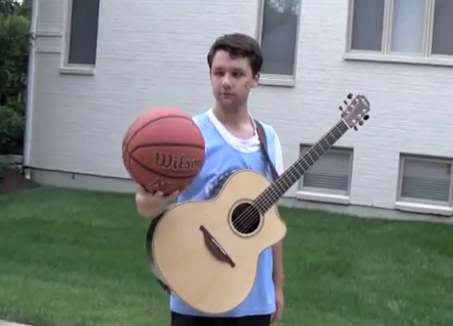 Ben Lapps juega al baloncesto con su guitarra